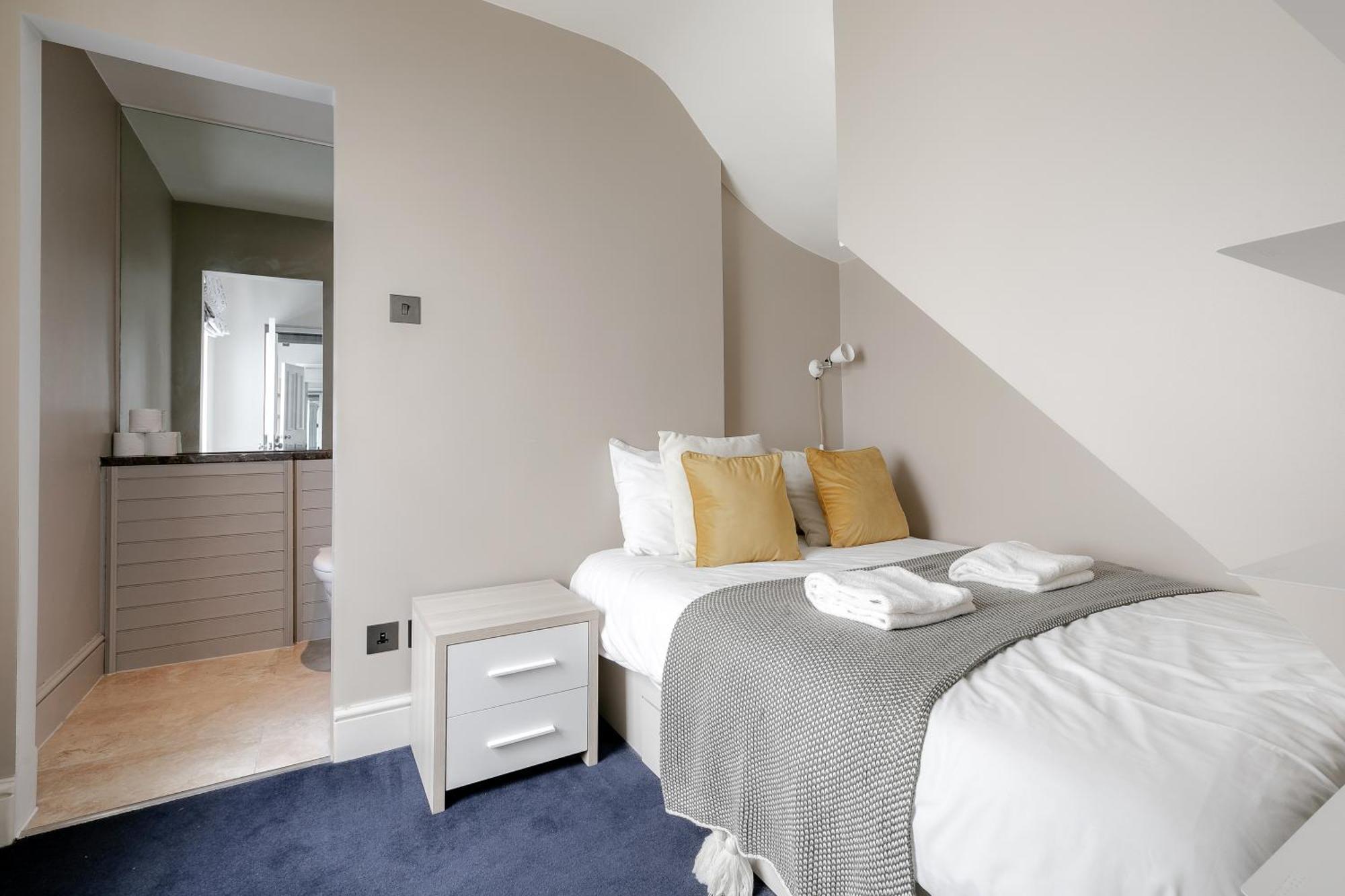 Luxurious 2bed 2bath By Hyde Park Apartment