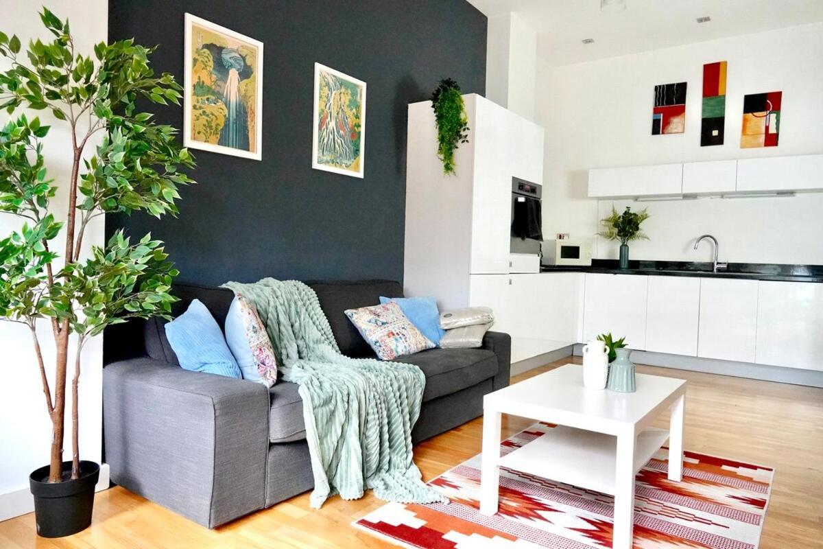 Modern 2 Bed Flat In East * London