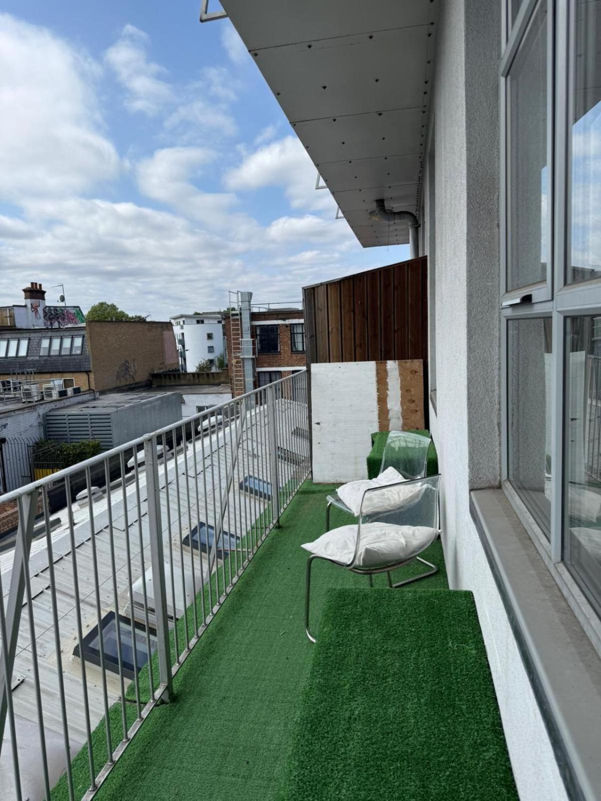 Guest house Cosy Private With Shared Bathroom Facilities *