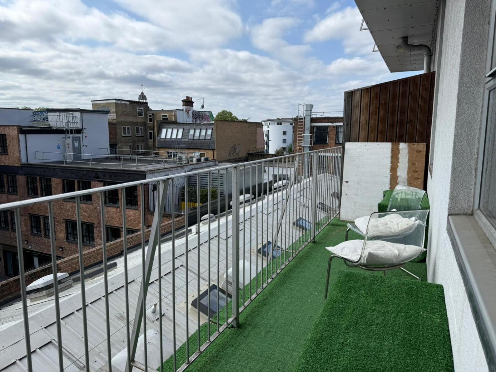 Cosy Private With Shared Bathroom Facilities * London