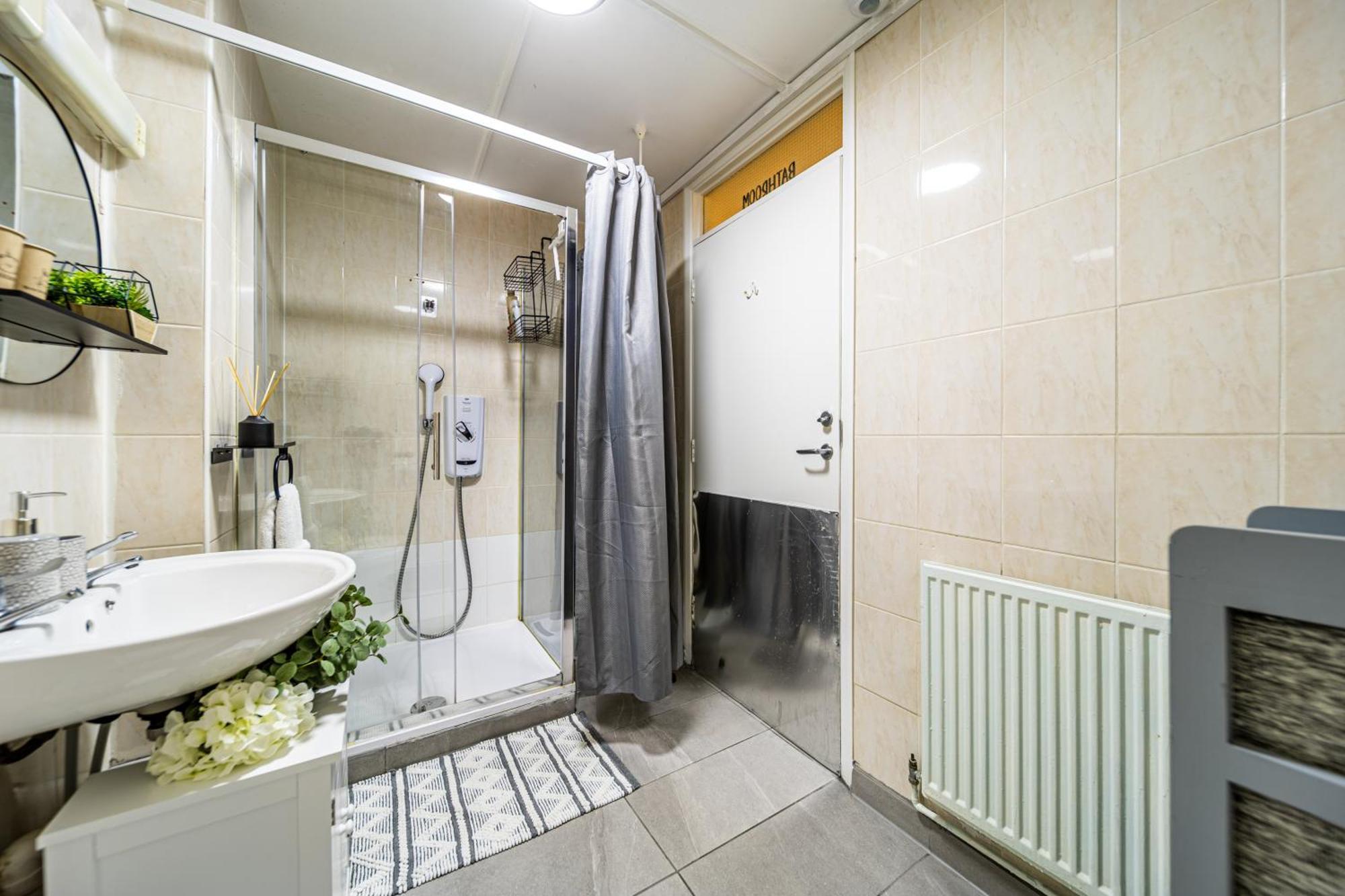 Luxurious & Spacious 3-br Free Parking Balcony *
