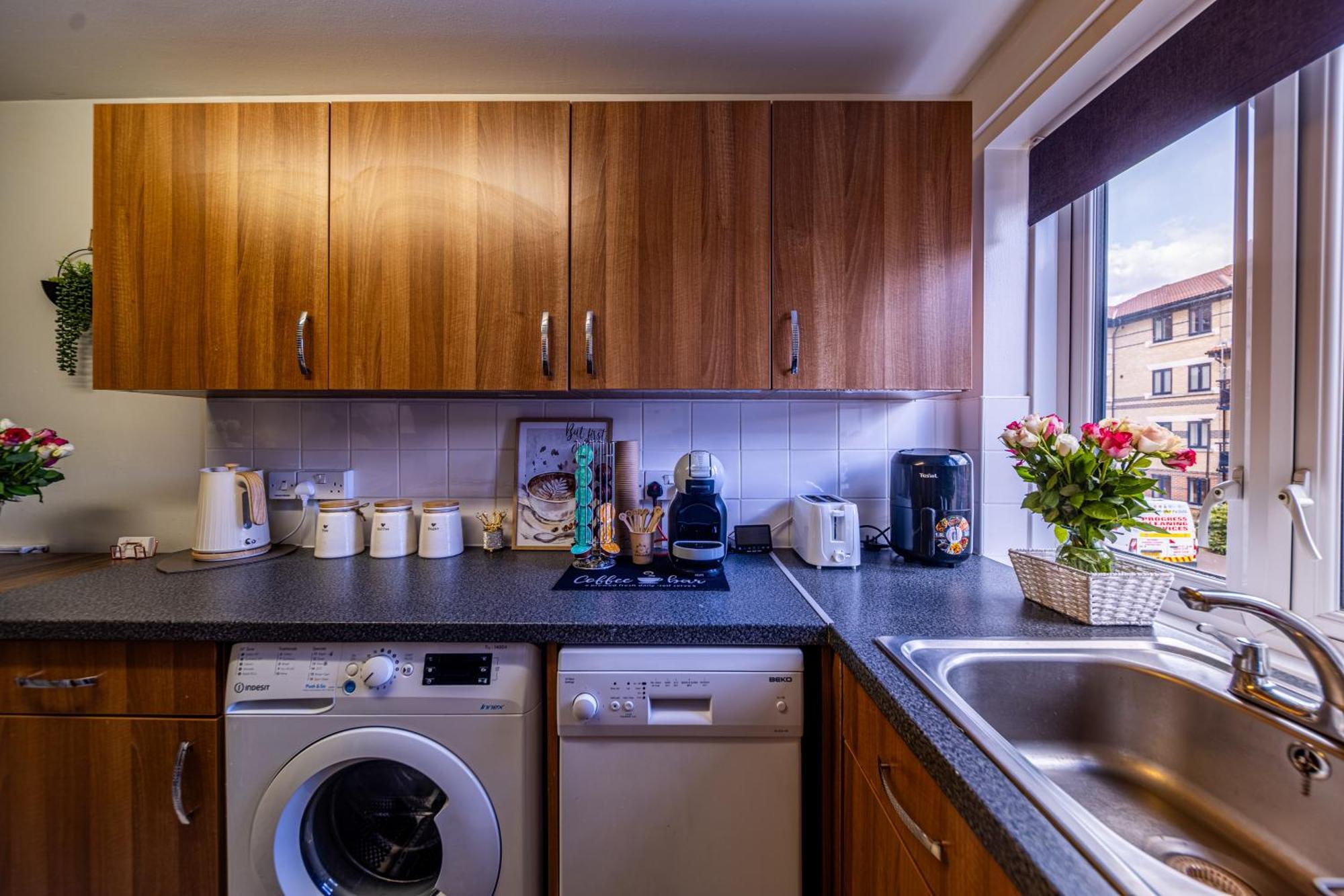 Luxurious & Spacious 3-br Free Parking Balcony Apartment London