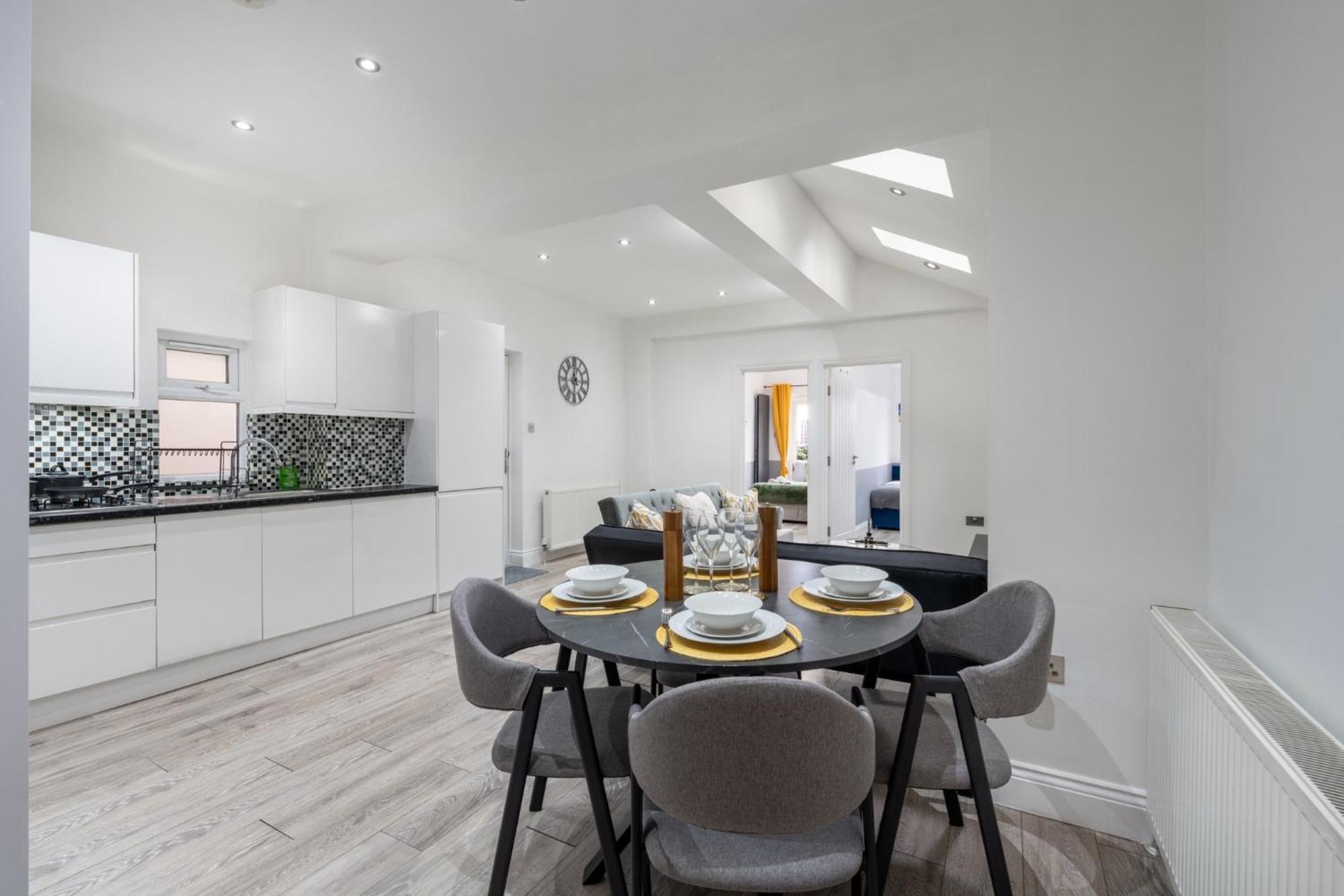 Peaceful 3 Bed Acton Retreat Zone 2 Sleeps 9 Holiday home
