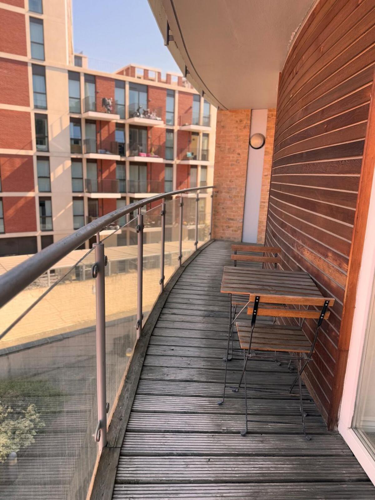 Family Battersea With Balcony In