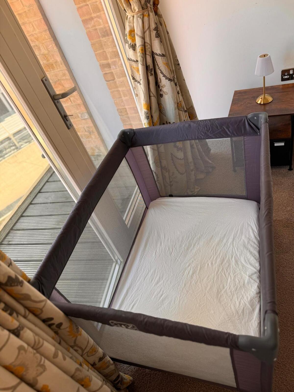 Family Battersea With Balcony In Apartment