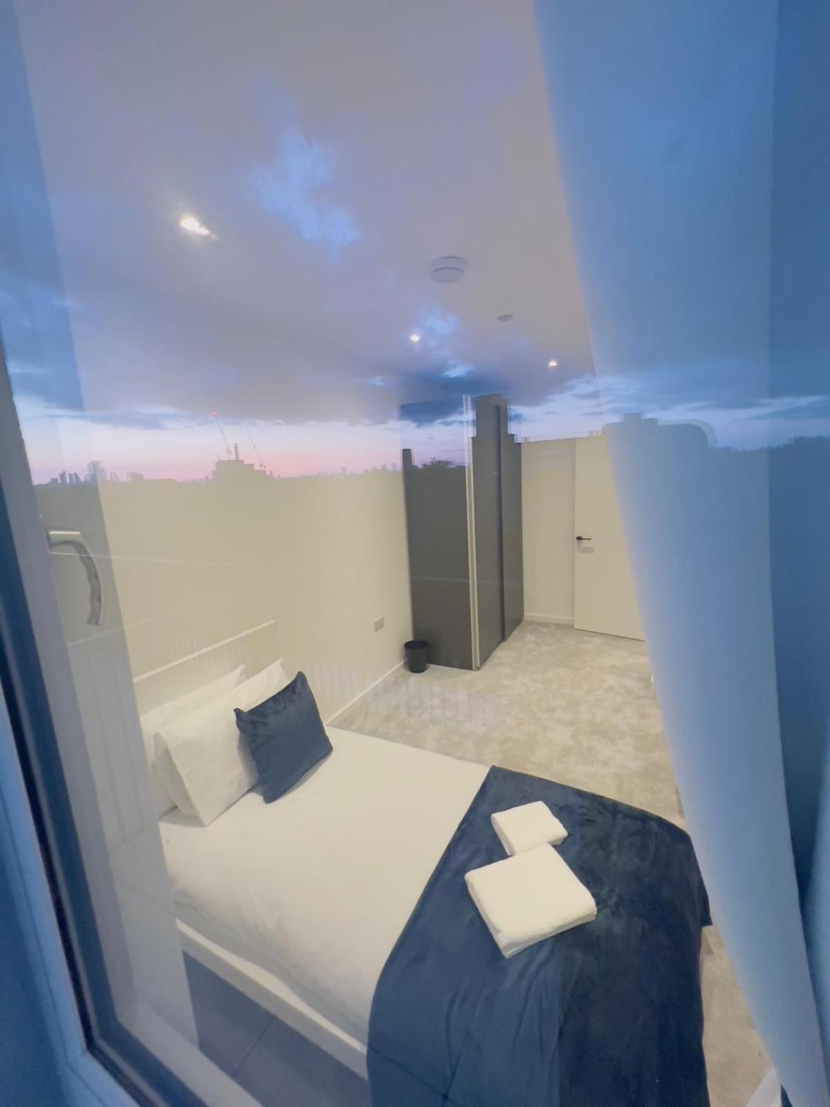 Modern Balcony Flat Closet To Bridge Apartment London