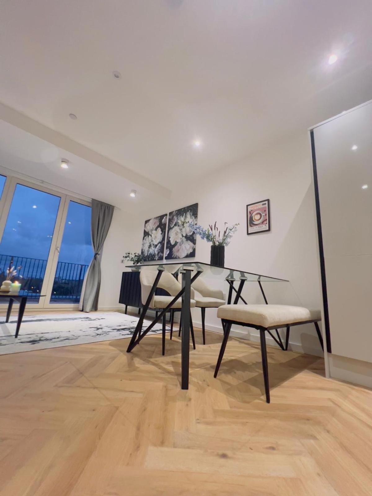 Modern Balcony Flat Closet To Bridge *
