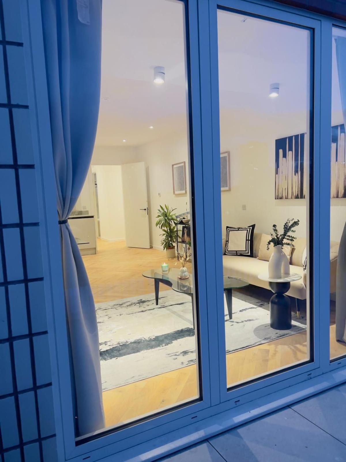 Modern Balcony Flat Closet To Bridge Apartment