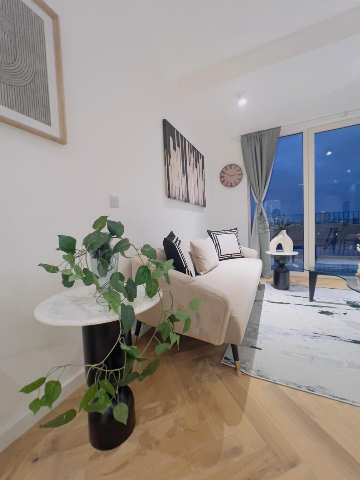 Modern Balcony Flat Closet To Bridge London