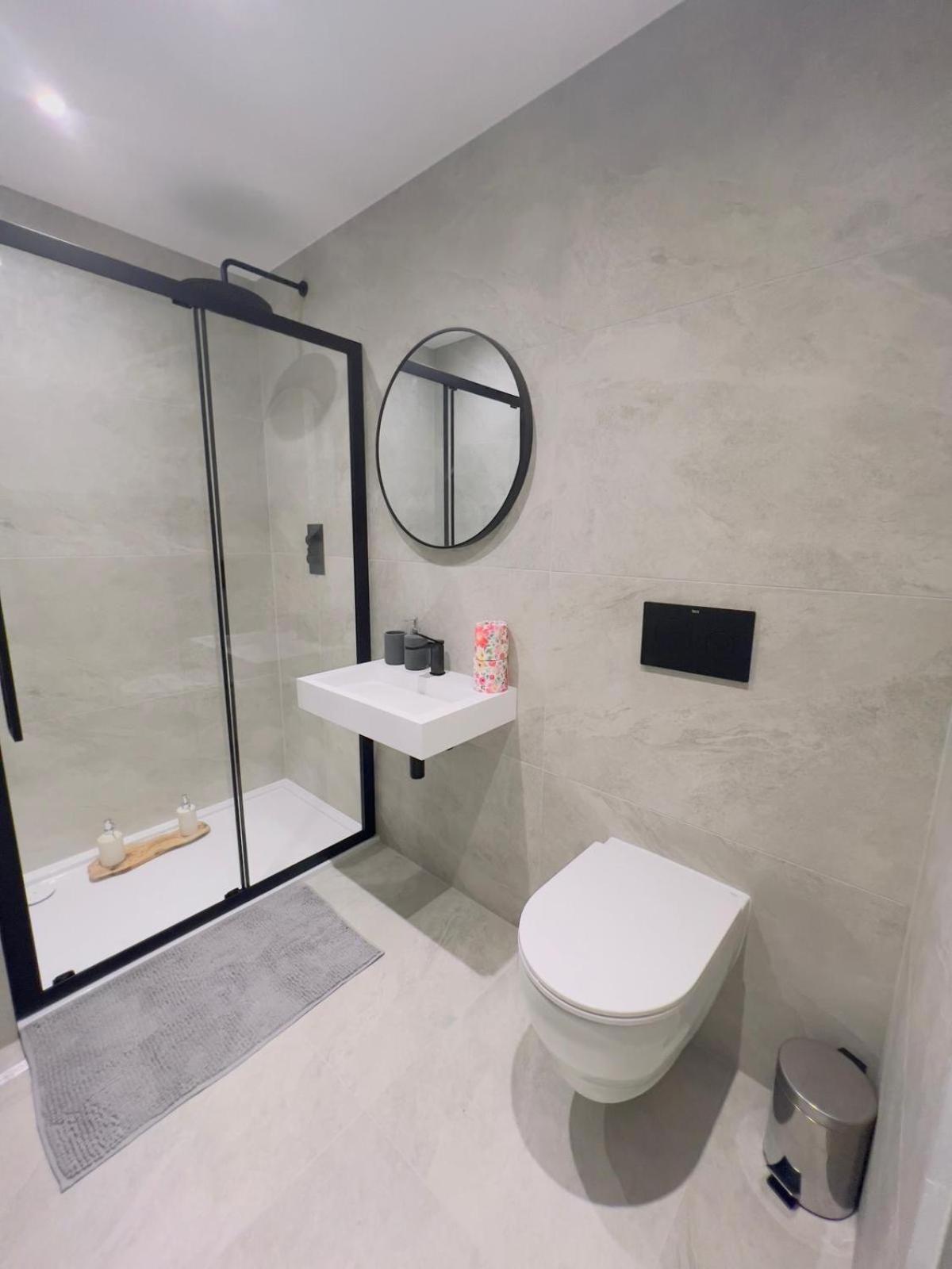 Modern Balcony Flat Closet To Bridge * London