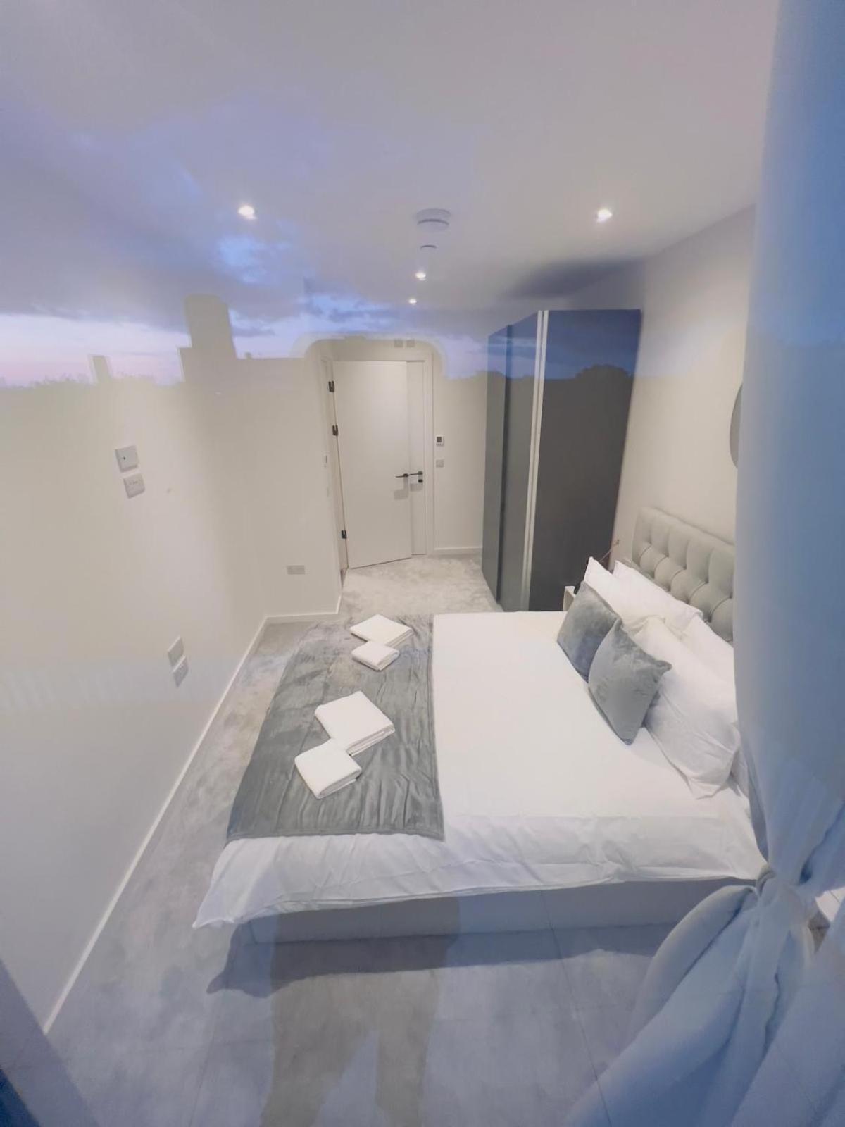 Modern Balcony Flat Closet To Bridge Apartment