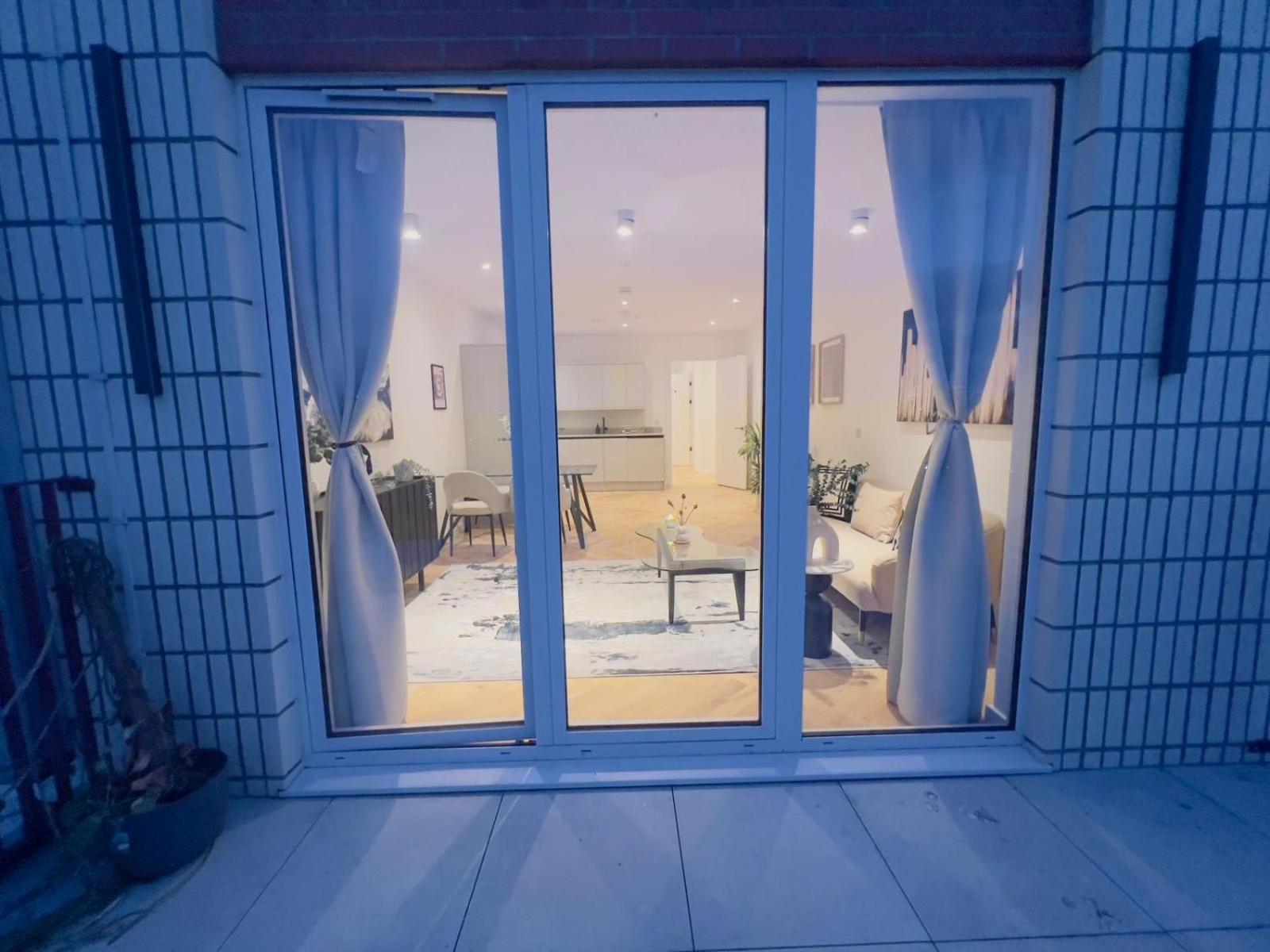 Modern Balcony Flat Closet To Bridge *