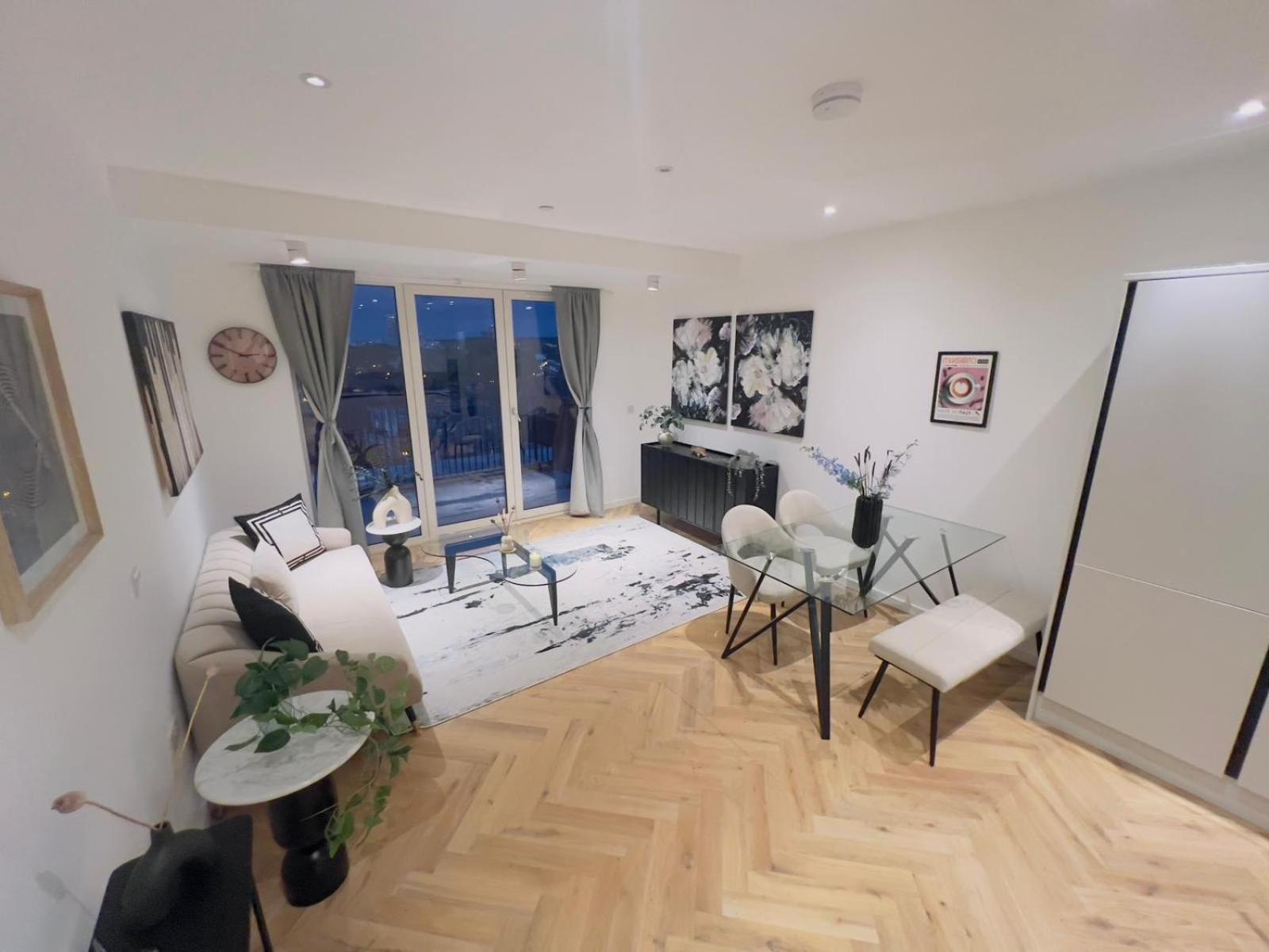 Modern Balcony Flat Closet To Bridge Apartment London
