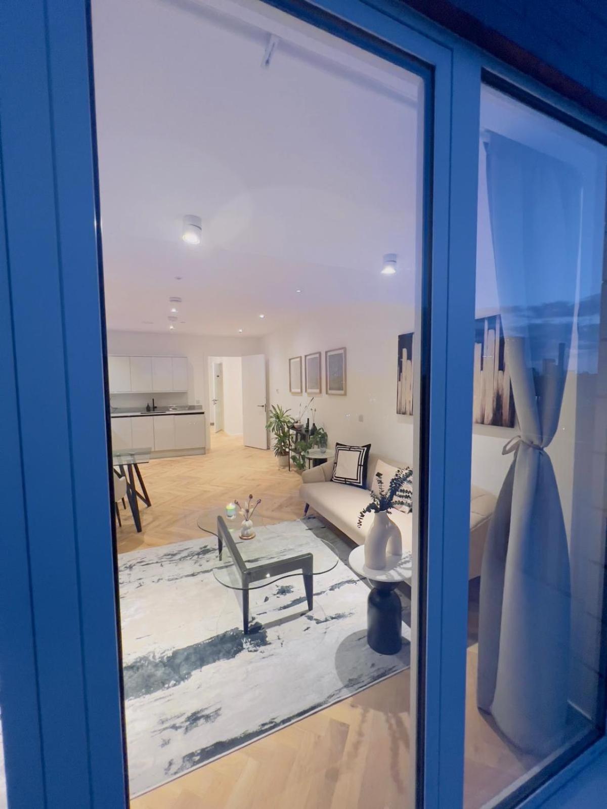Apartment Modern Balcony Flat Closet To Bridge London