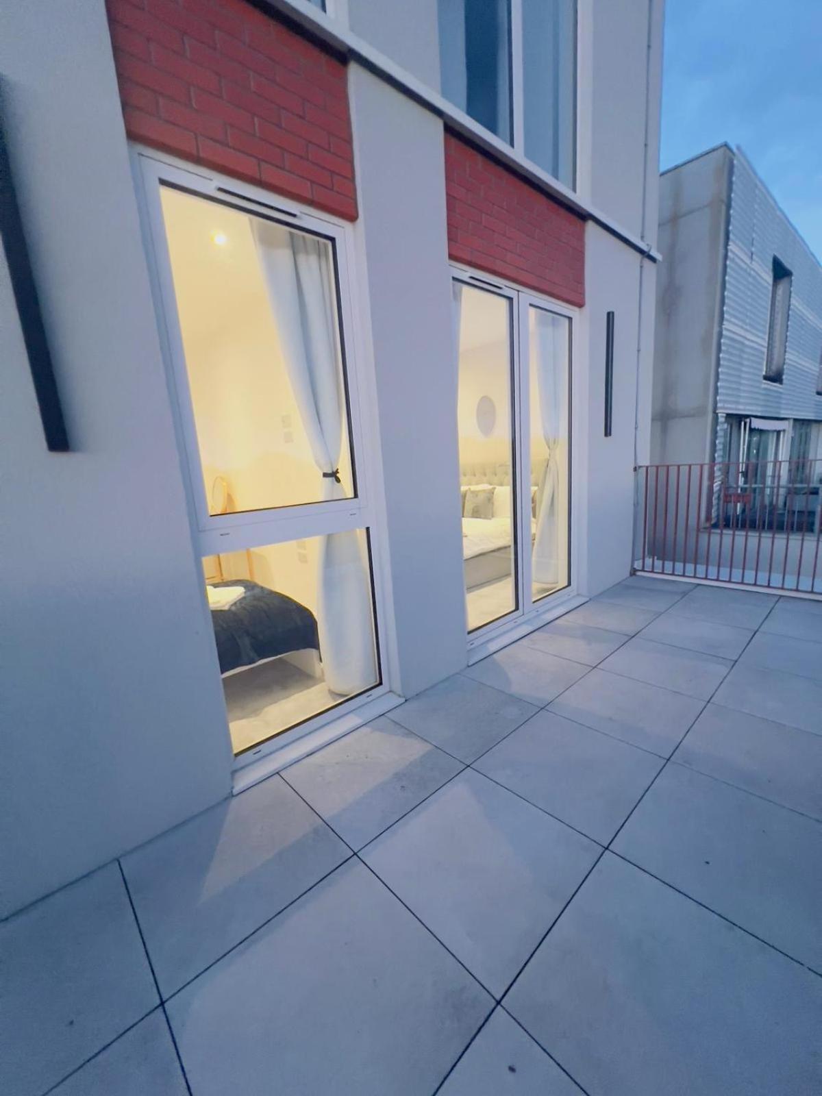 Apartment Modern Balcony Flat Closet To Bridge London
