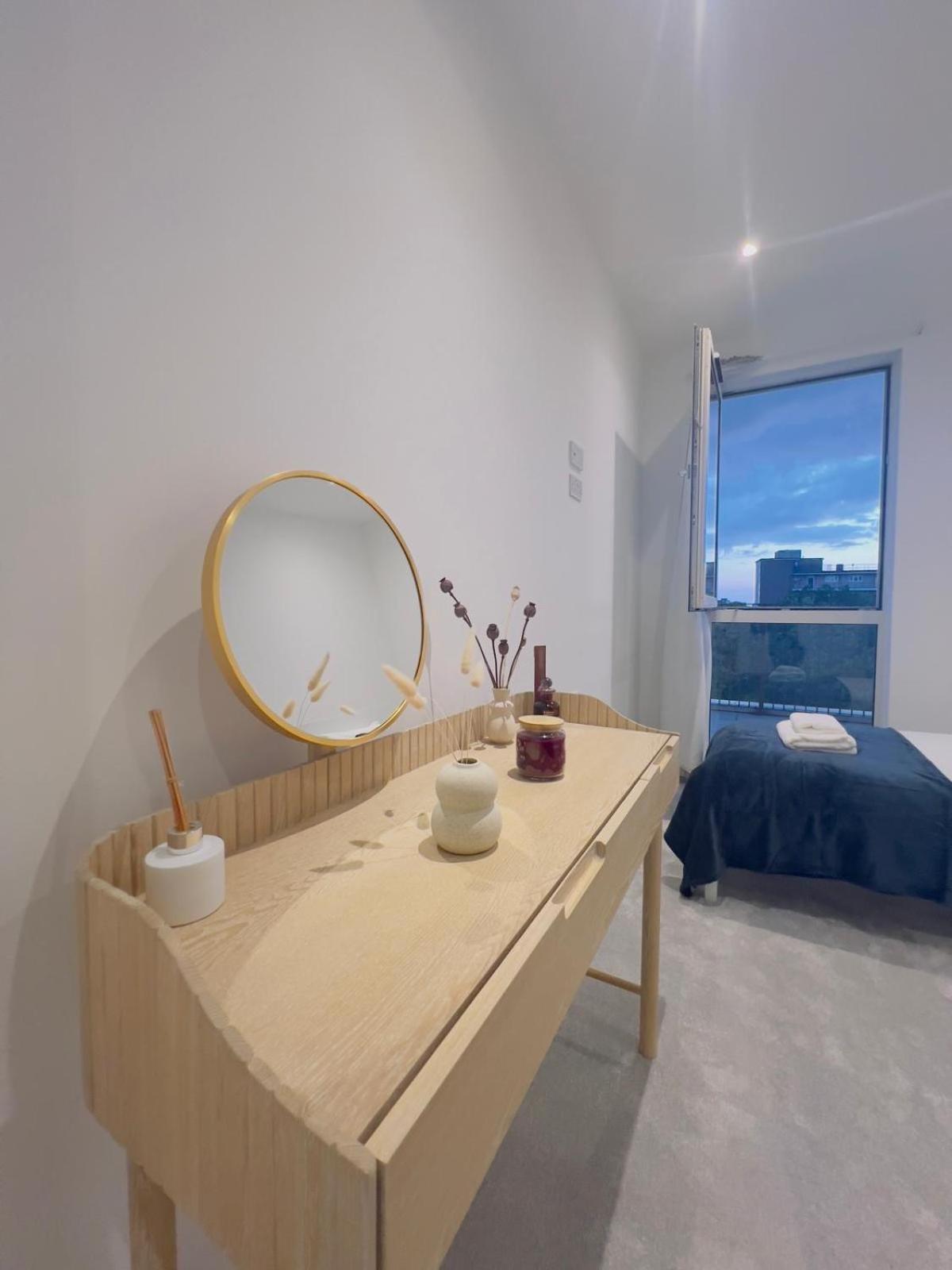 Modern Balcony Flat Closet To Bridge *
