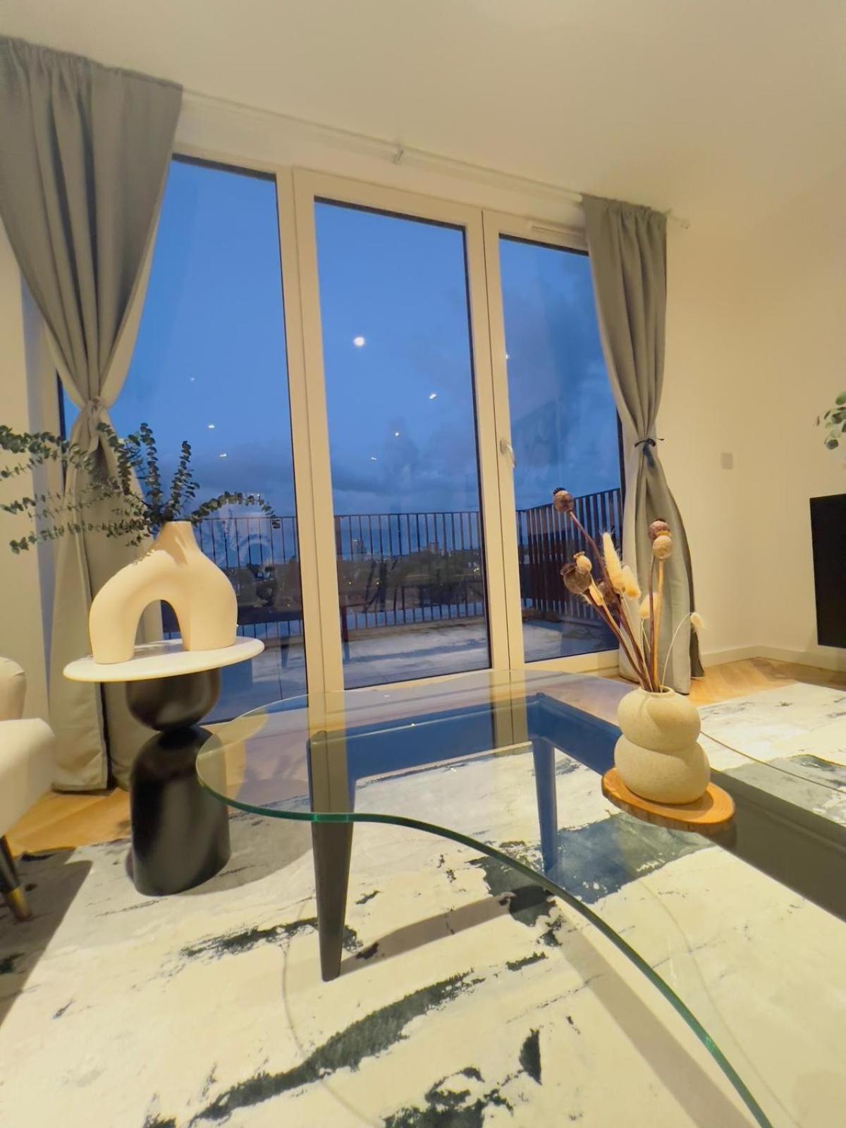Modern Balcony Flat Closet To Bridge * London
