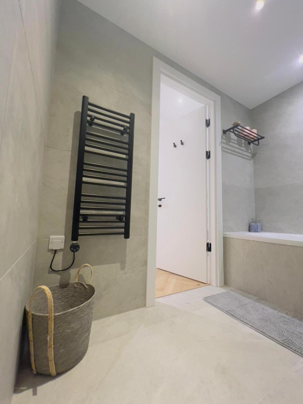 Modern Balcony Flat Closet To Bridge Apartment London