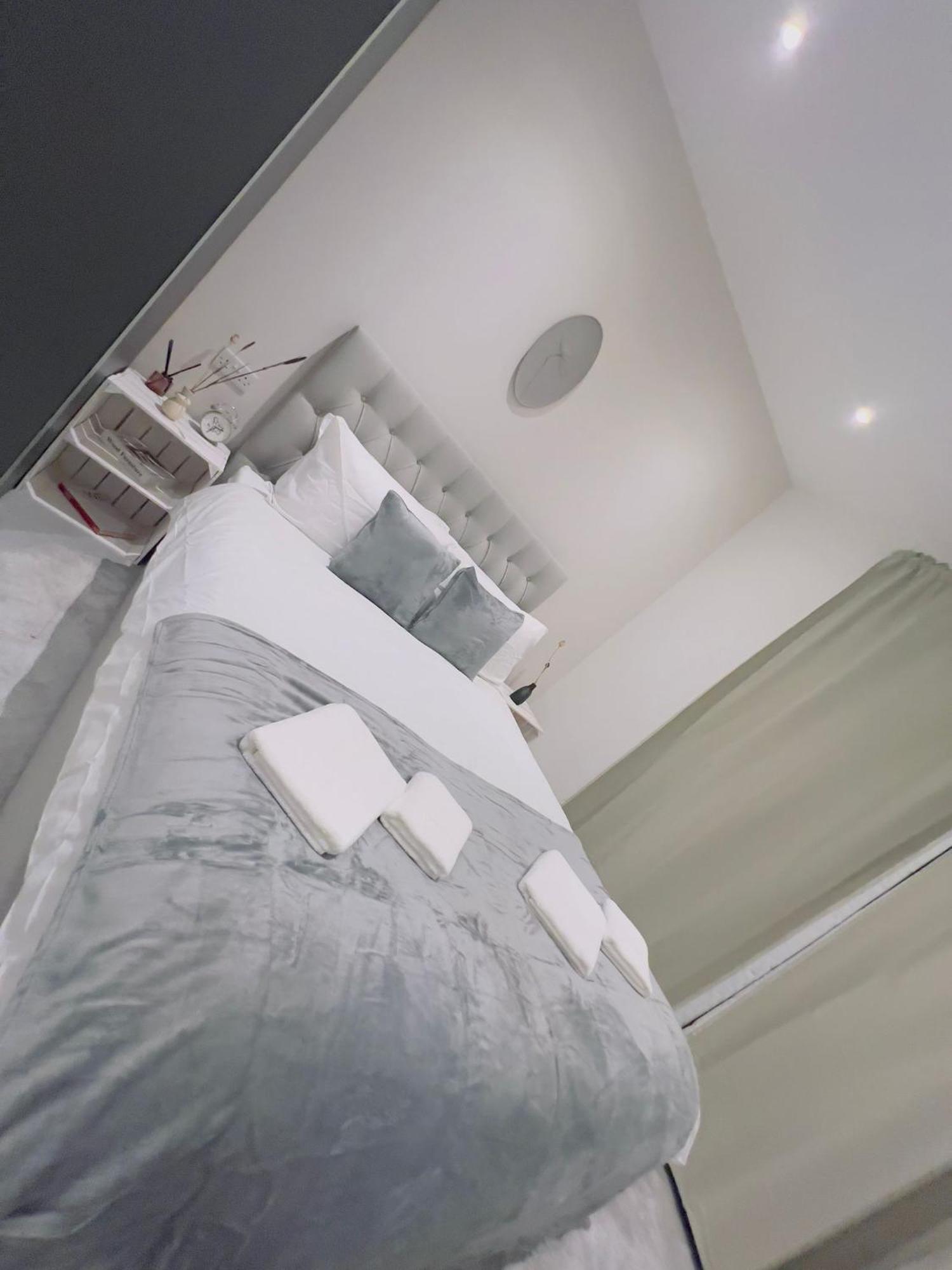 Modern Balcony Flat Closet To Bridge * London
