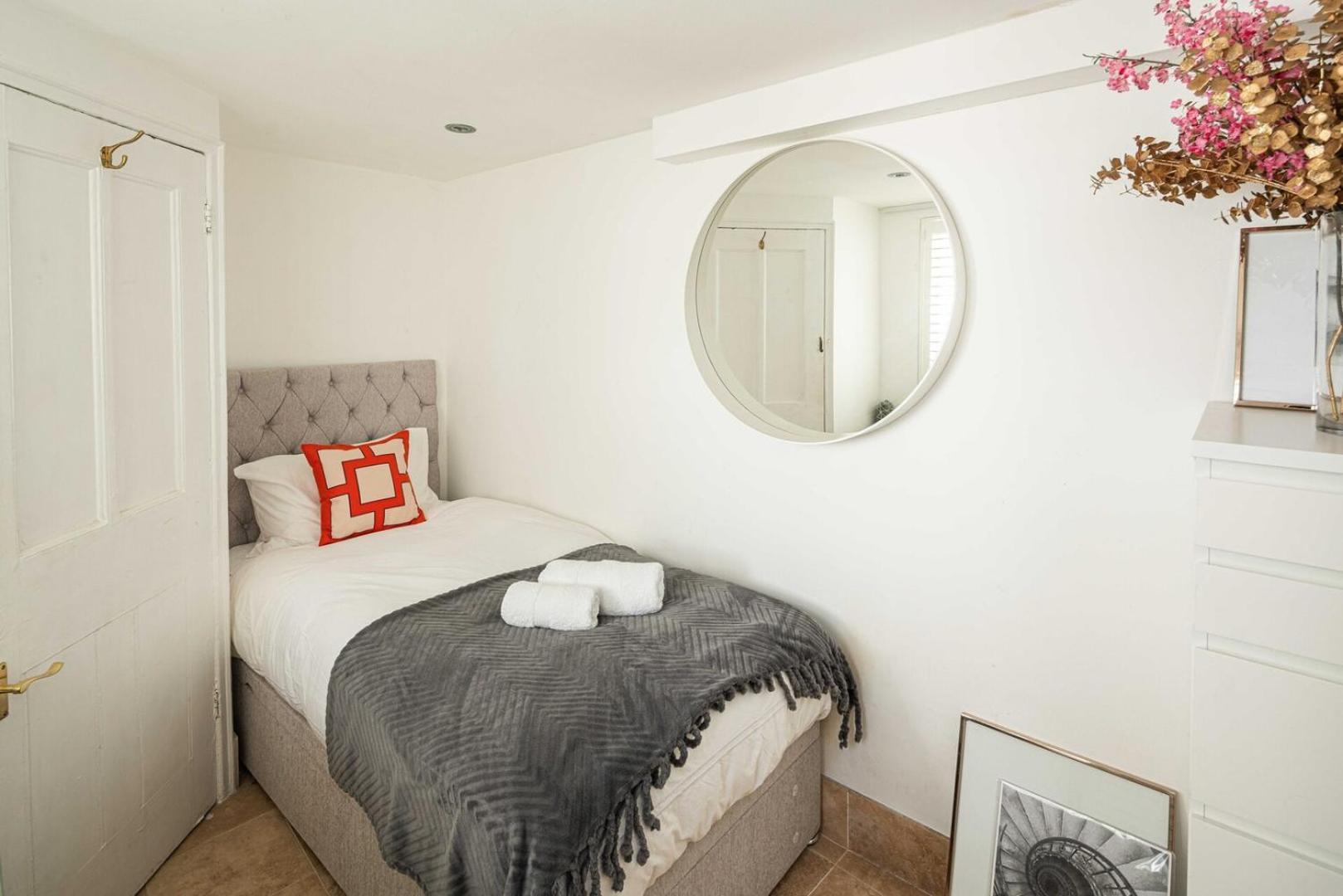 Stylish 2bd Garden Retreat: Bright & Elegant *