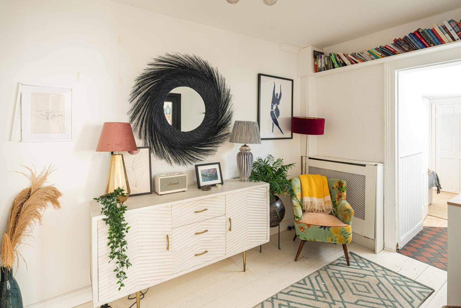 Apartment Stylish 2bd Garden Retreat: Bright & Elegant