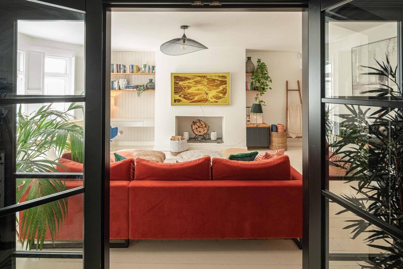 Stylish 2bd Garden Retreat: Bright & Elegant *