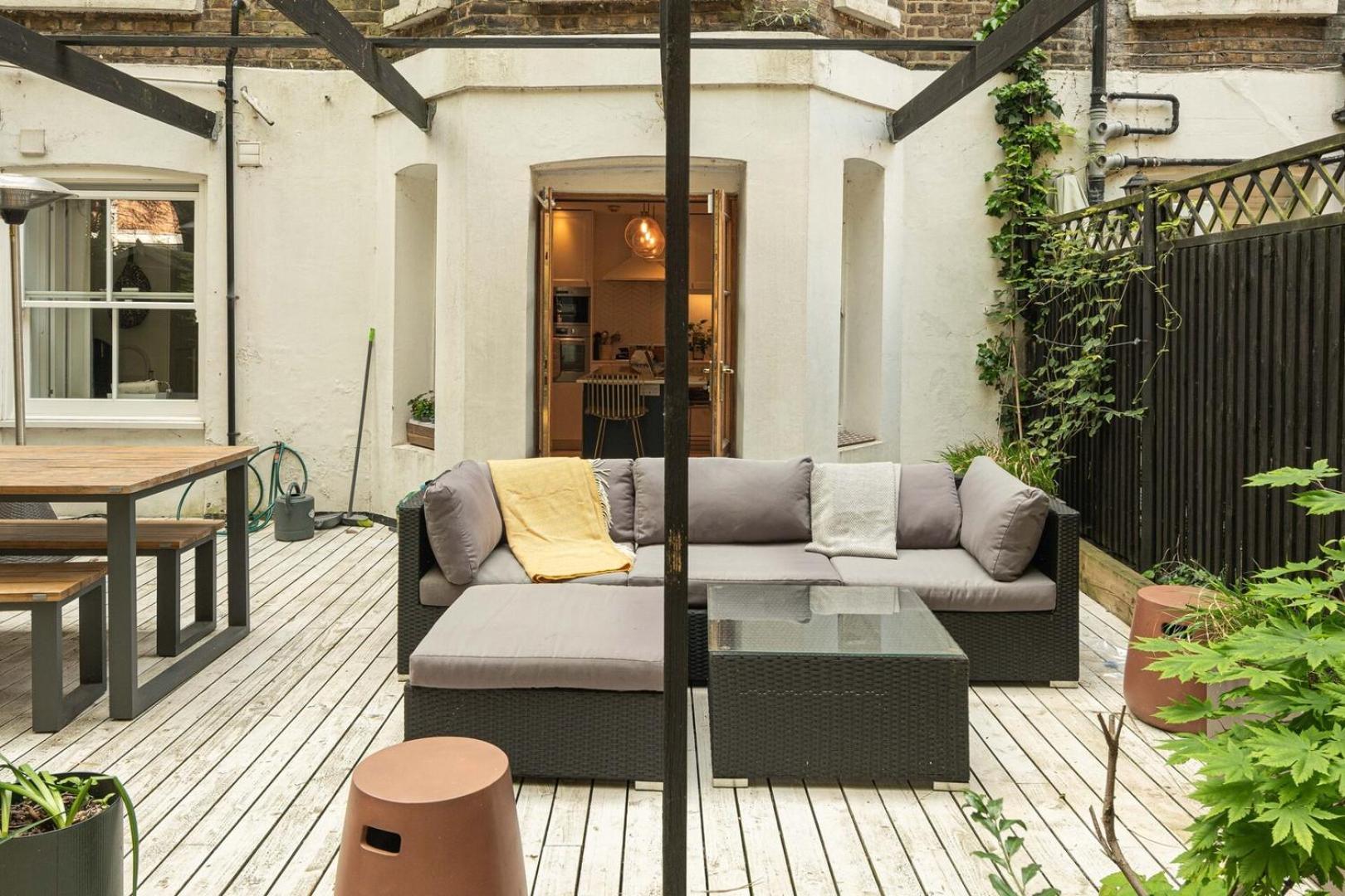 Stylish 2bd Garden Retreat: Bright & Elegant * London