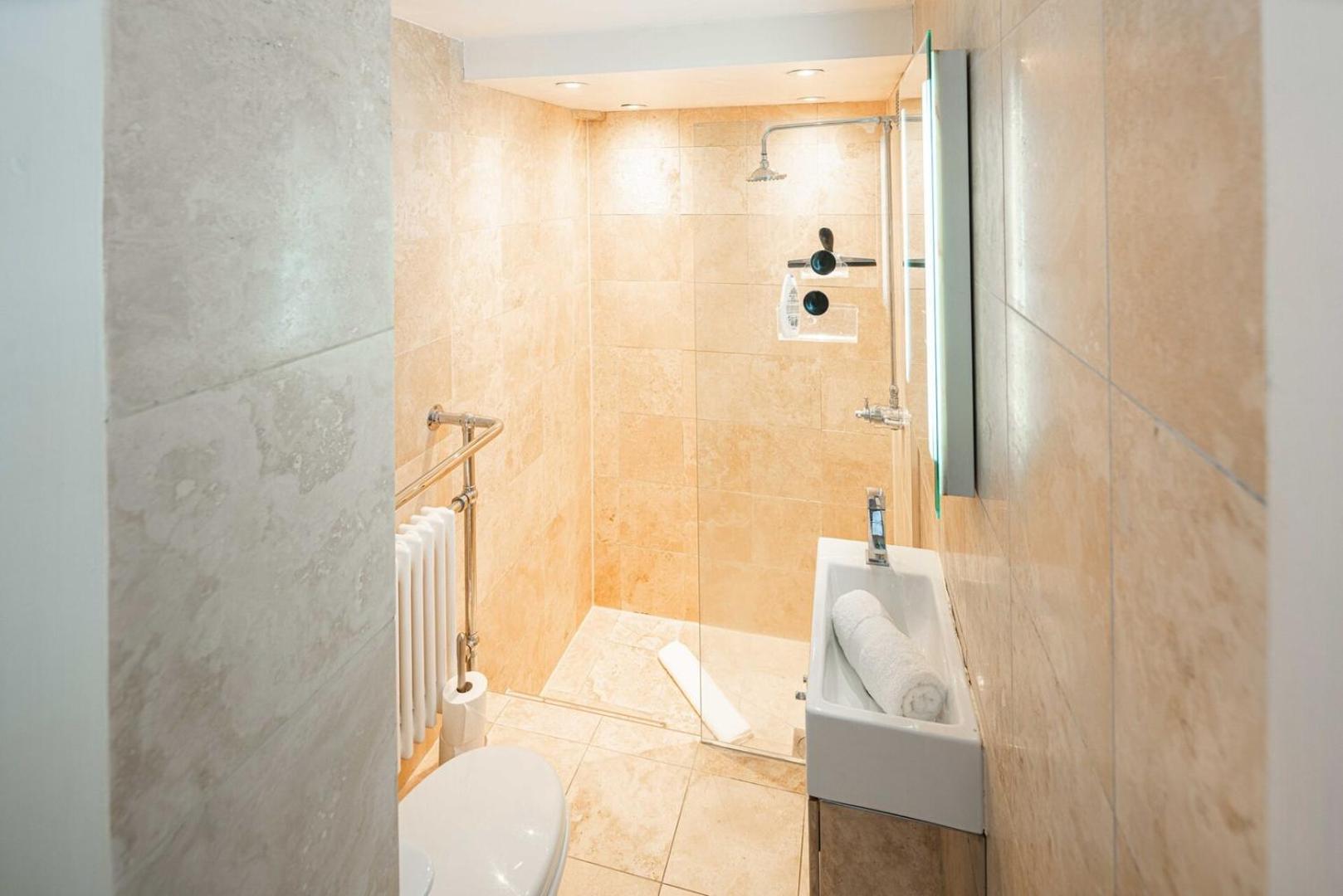 Apartment Stylish 2bd Garden Retreat: Bright & Elegant *