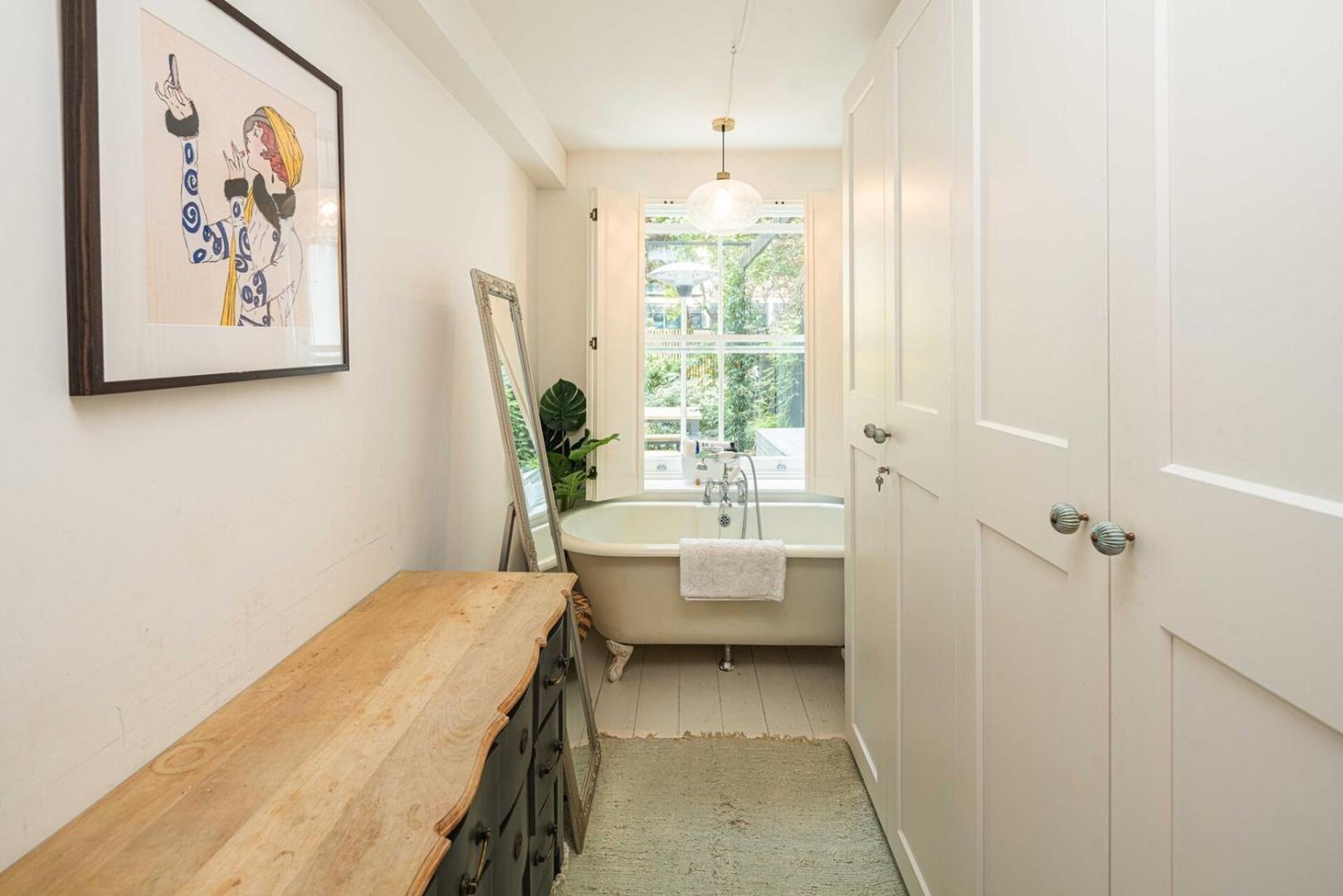 Apartment Stylish 2bd Garden Retreat: Bright & Elegant London