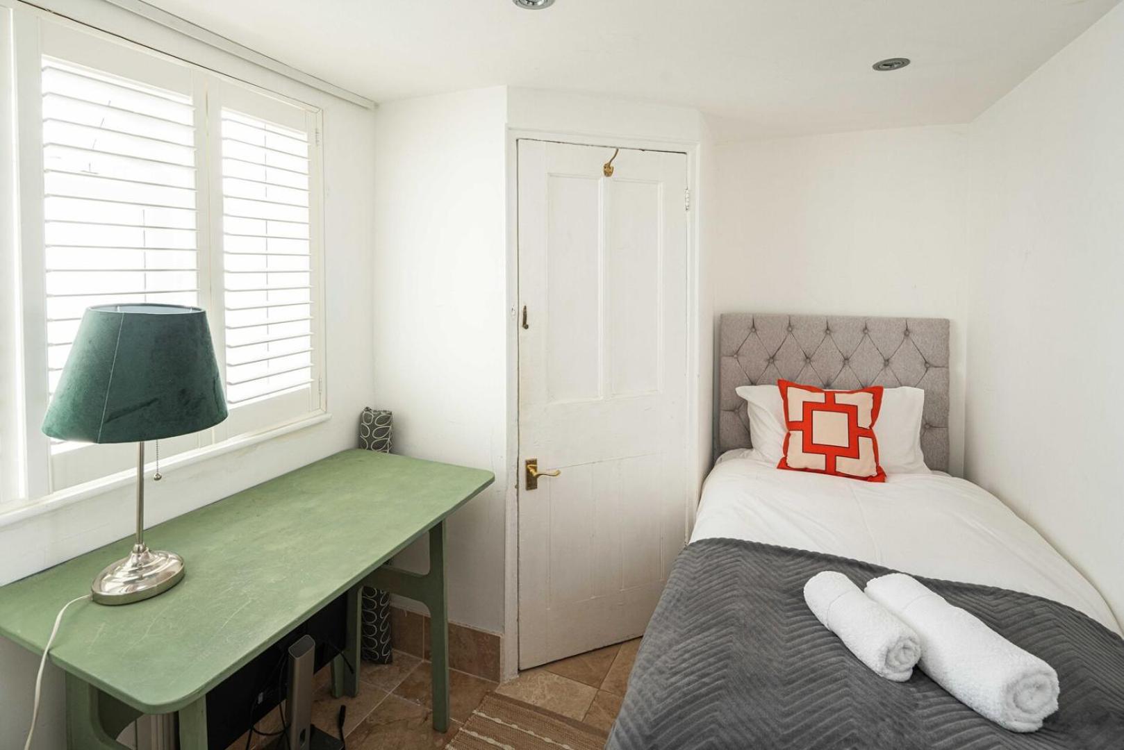 Stylish 2bd Garden Retreat: Bright & Elegant *