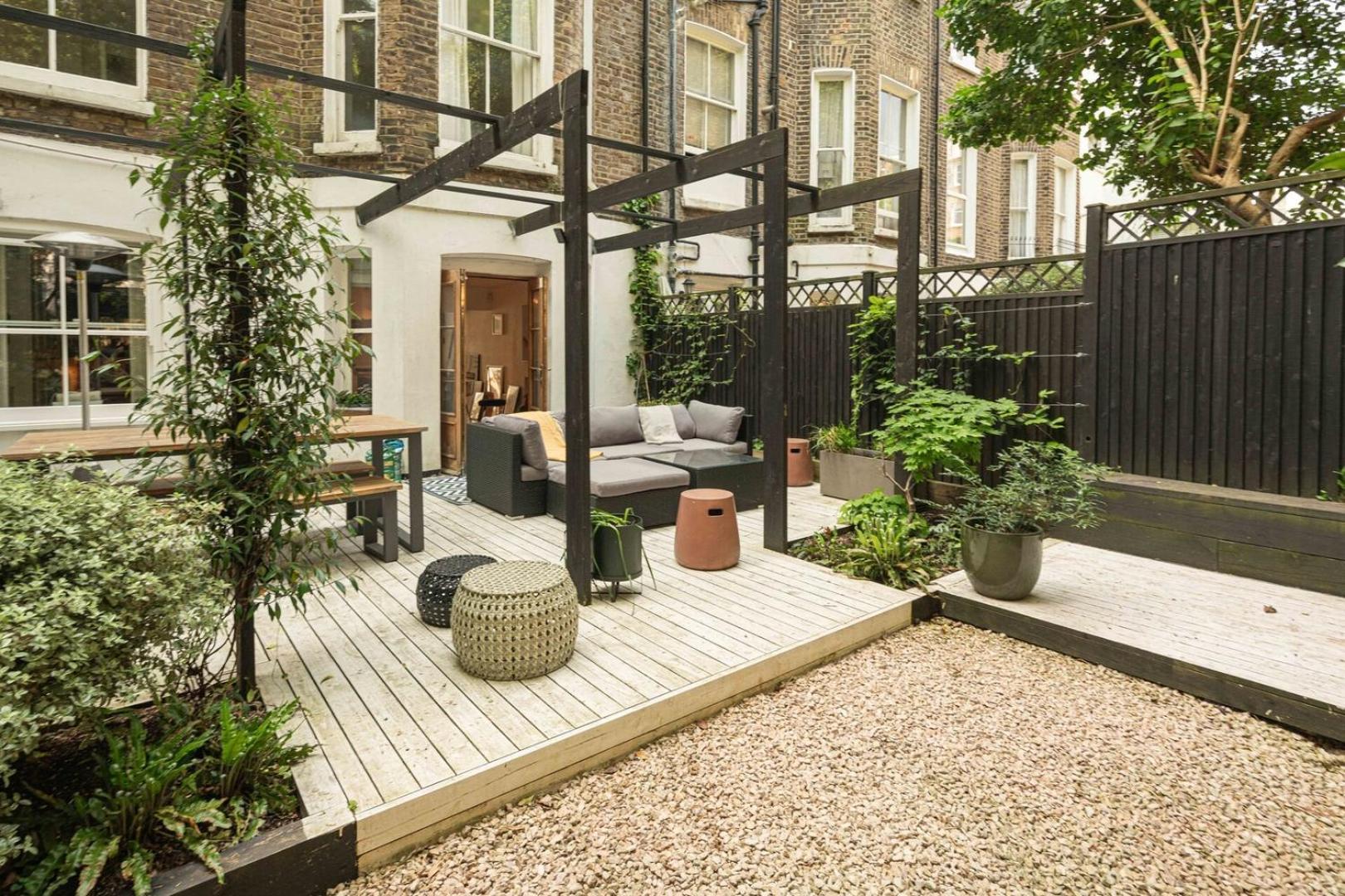Apartment Stylish 2bd Garden Retreat: Bright & Elegant London