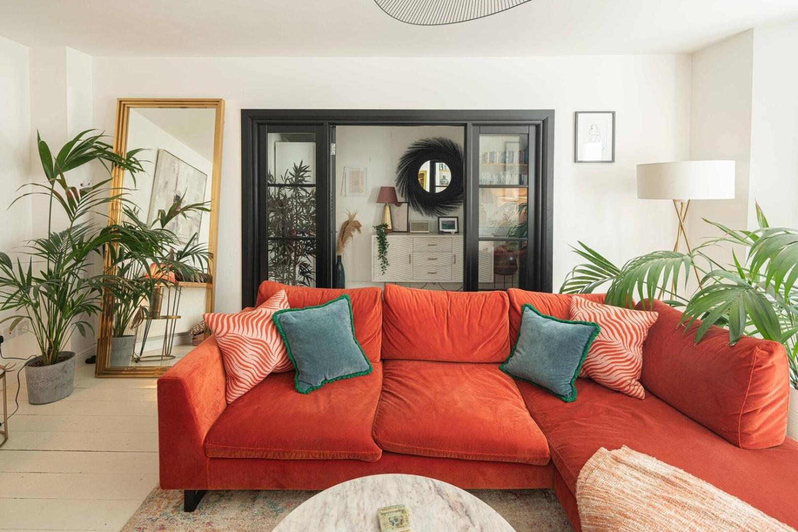 Stylish 2bd Garden Retreat: Bright & Elegant Apartment *