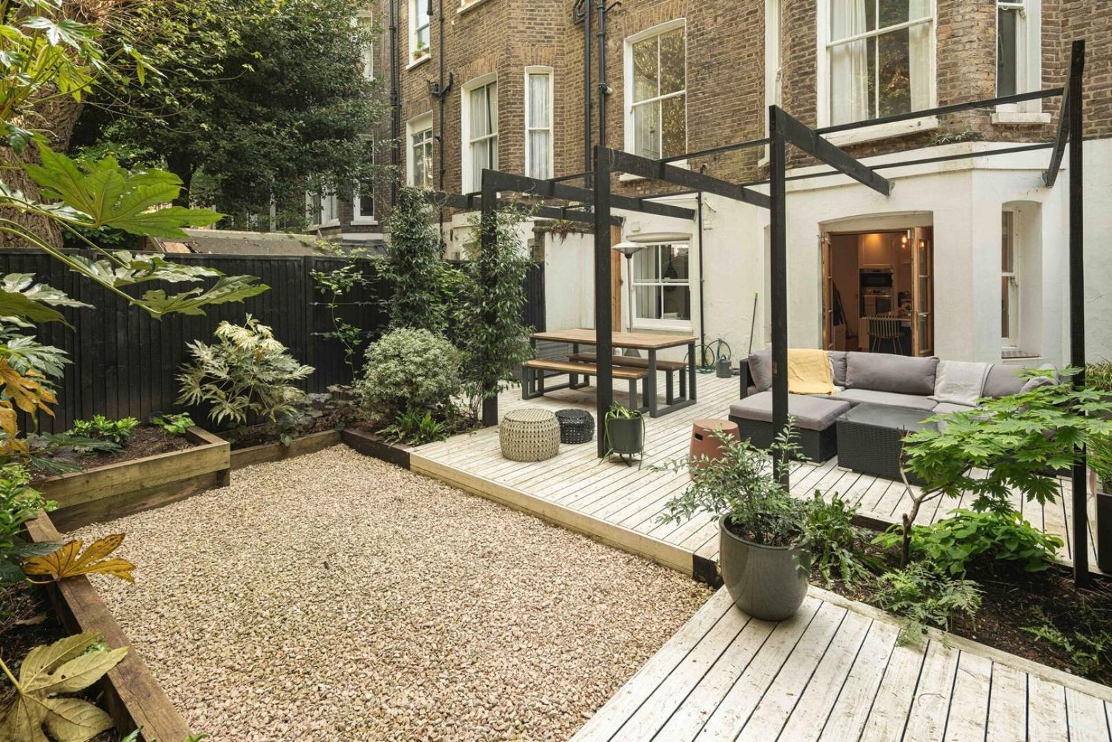 Stylish 2bd Garden Retreat: Bright & Elegant * London