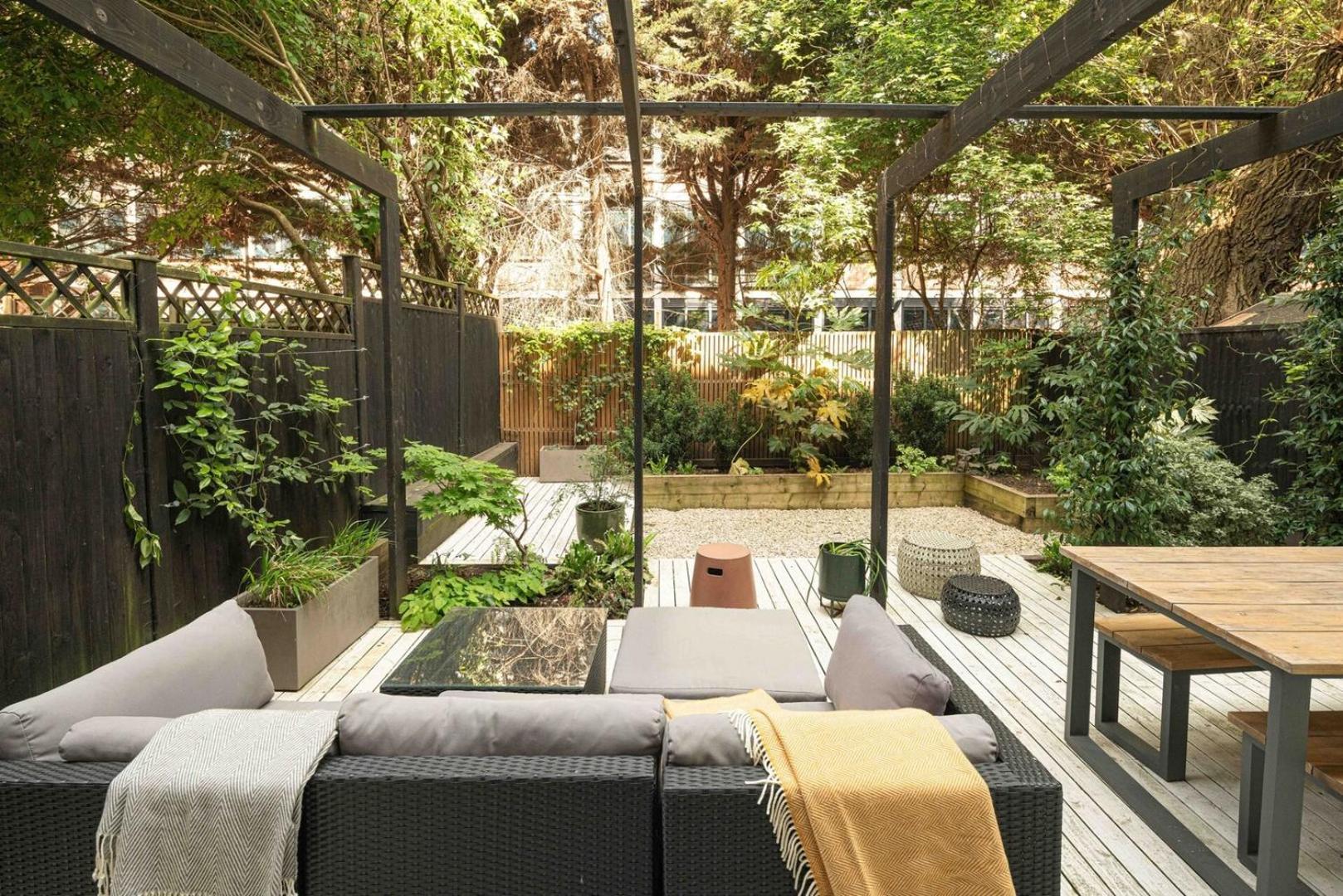 Apartment Stylish 2bd Garden Retreat: Bright & Elegant