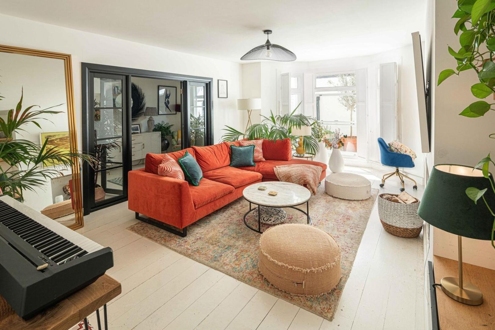 Stylish 2bd Garden Retreat: Bright & Elegant Apartment London