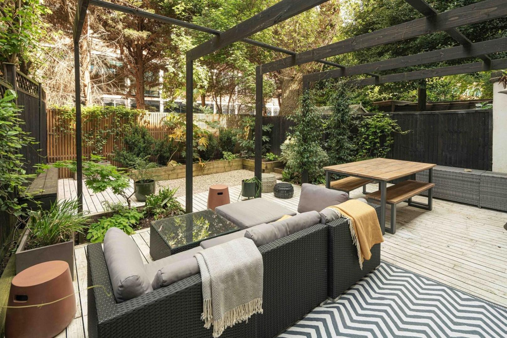 Stylish 2bd Garden Retreat: Bright & Elegant London