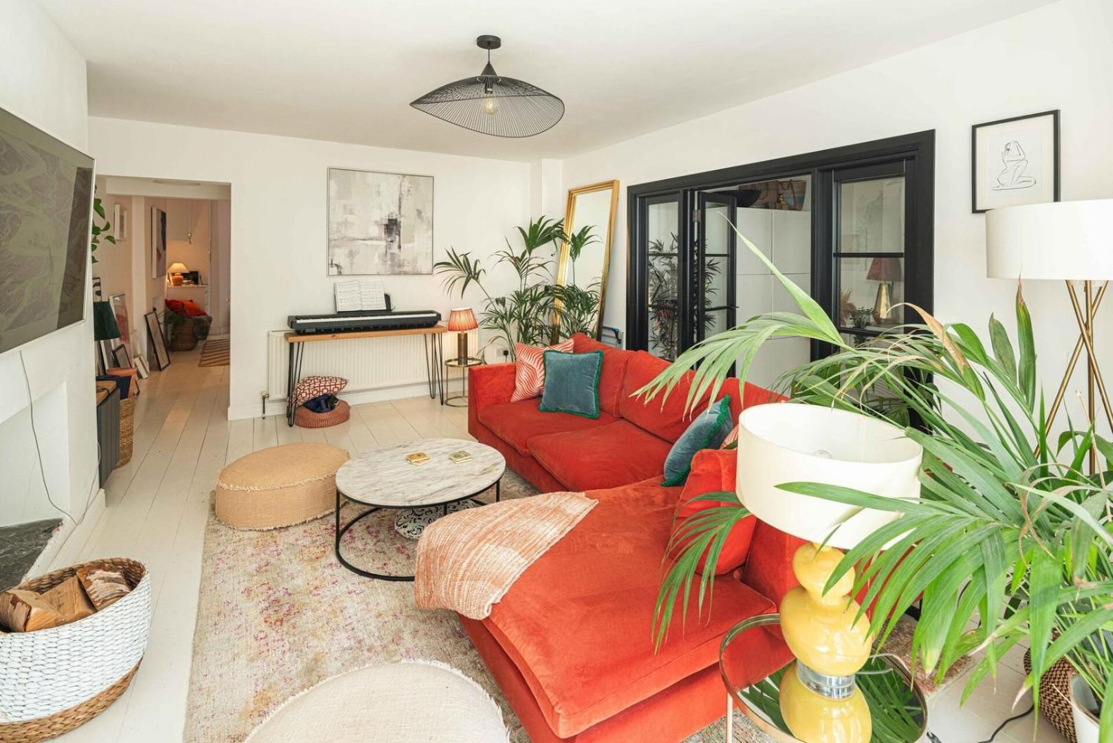 Stylish 2bd Garden Retreat: Bright & Elegant * London