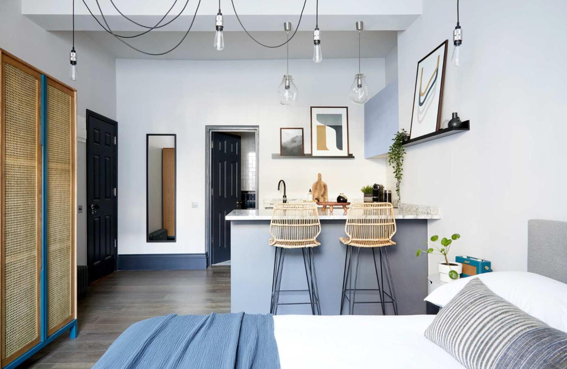 Contemporary - Minutes From Angel Tube St. Apartment *
