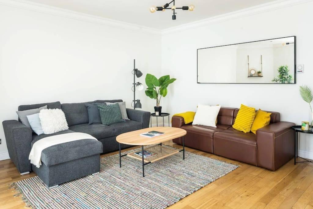 Apartment Elegant 2bd Duplex With Outdoor Patio/glass Canopy *