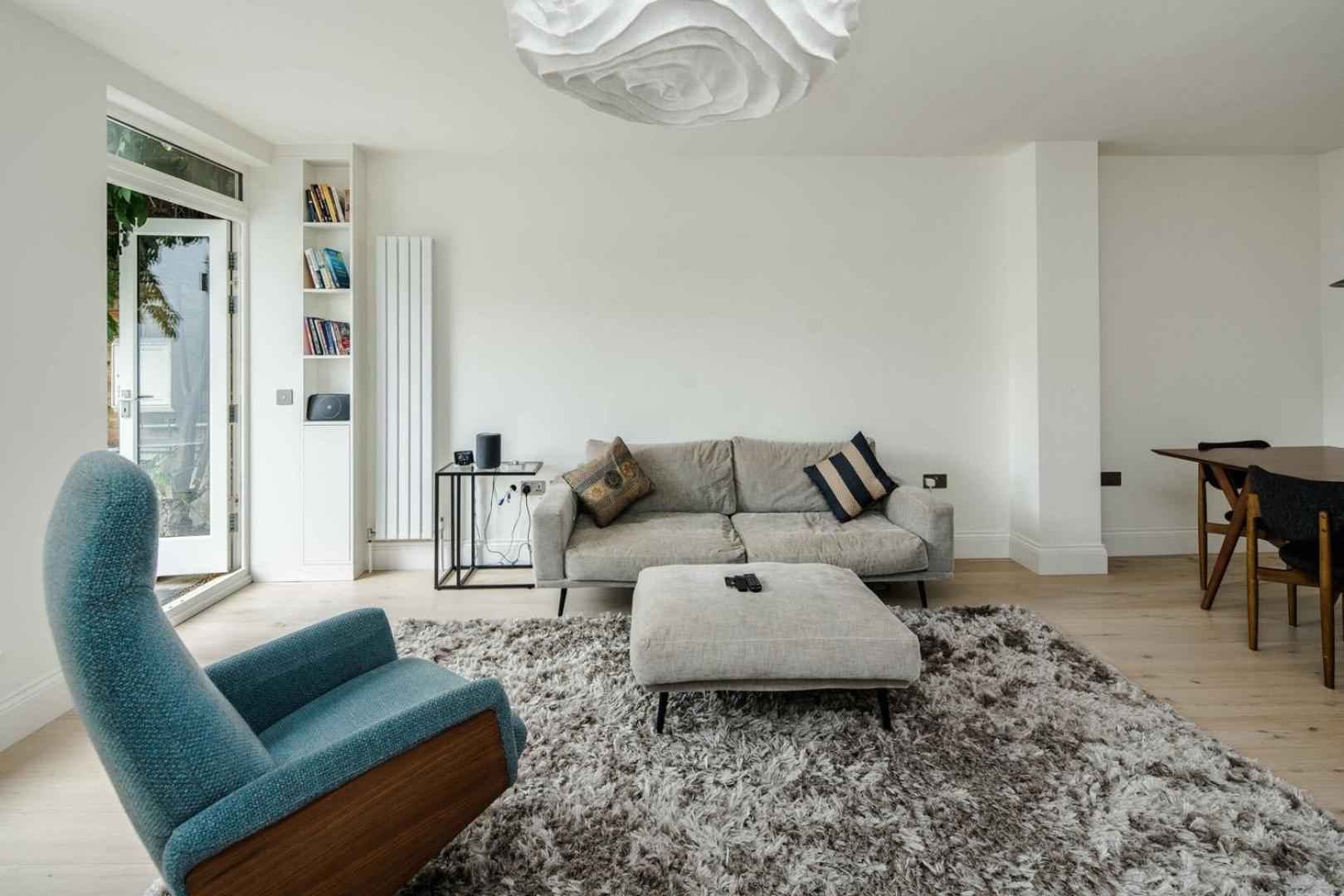 Stylish 2 Bedroom / 2 Bath In Notting Hill Apartment
