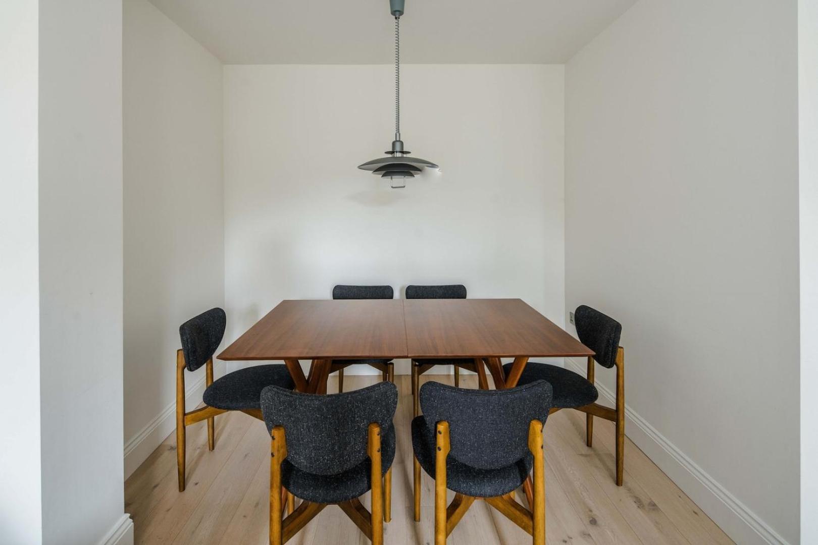 Stylish 2 Bedroom / 2 Bath In Notting Hill *