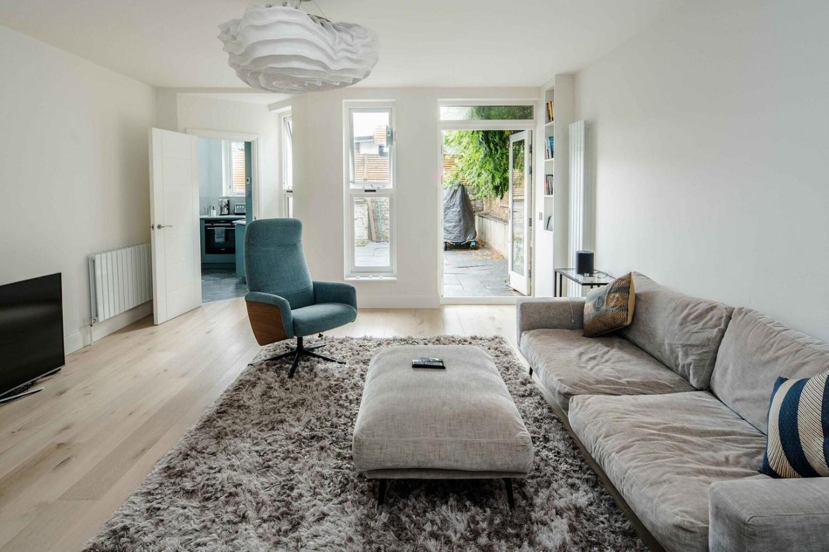 Stylish 2 Bedroom / 2 Bath In Notting Hill * London