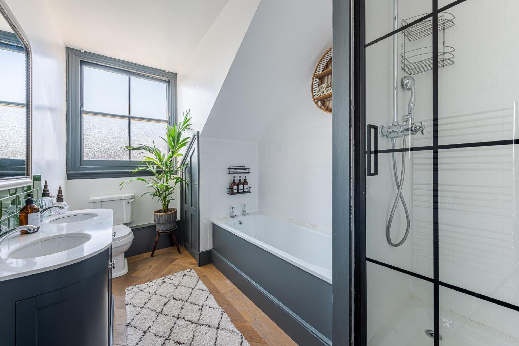 Heaver House - Stunning, Large 5br Nr Tube And Tooting Common Villa