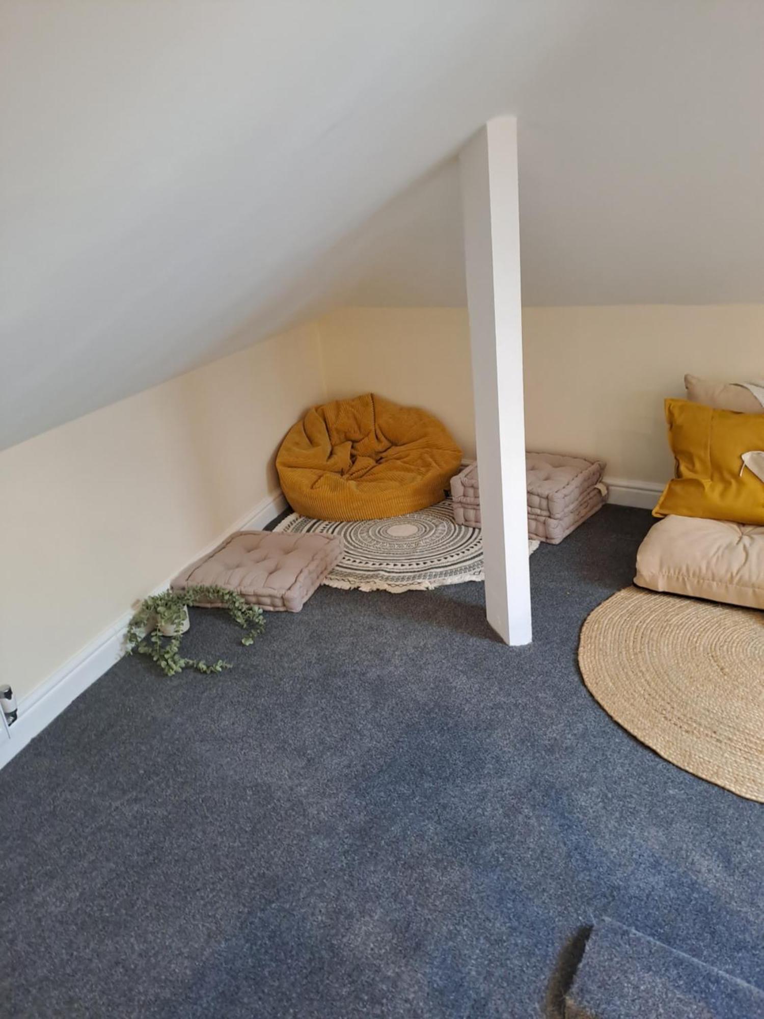 Modern Cosy Corner Flat 3 Bed And Loft Sleep 7 People *
