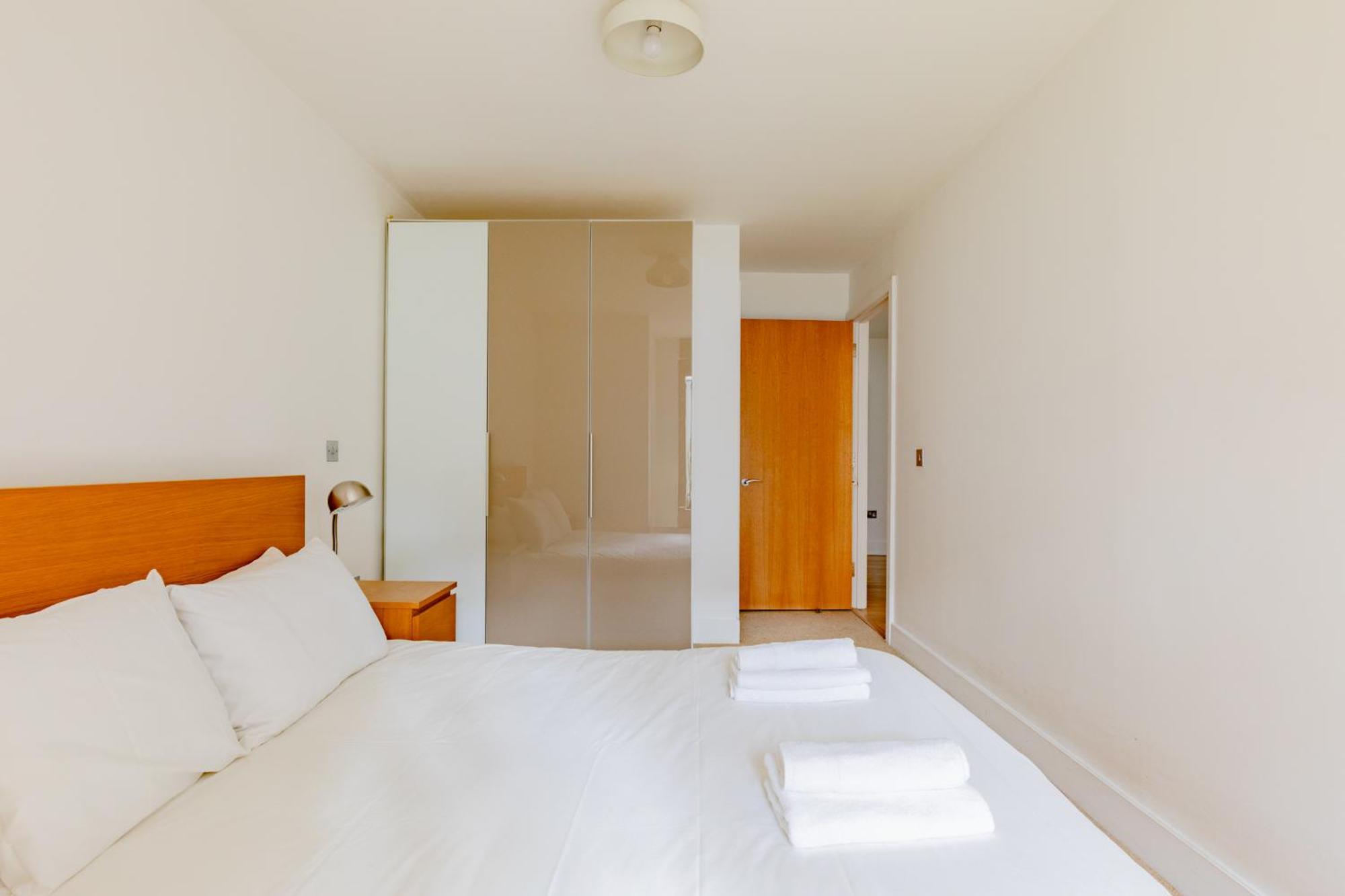 Stylish 1bd Flat In Gated Community Clapham Apartment