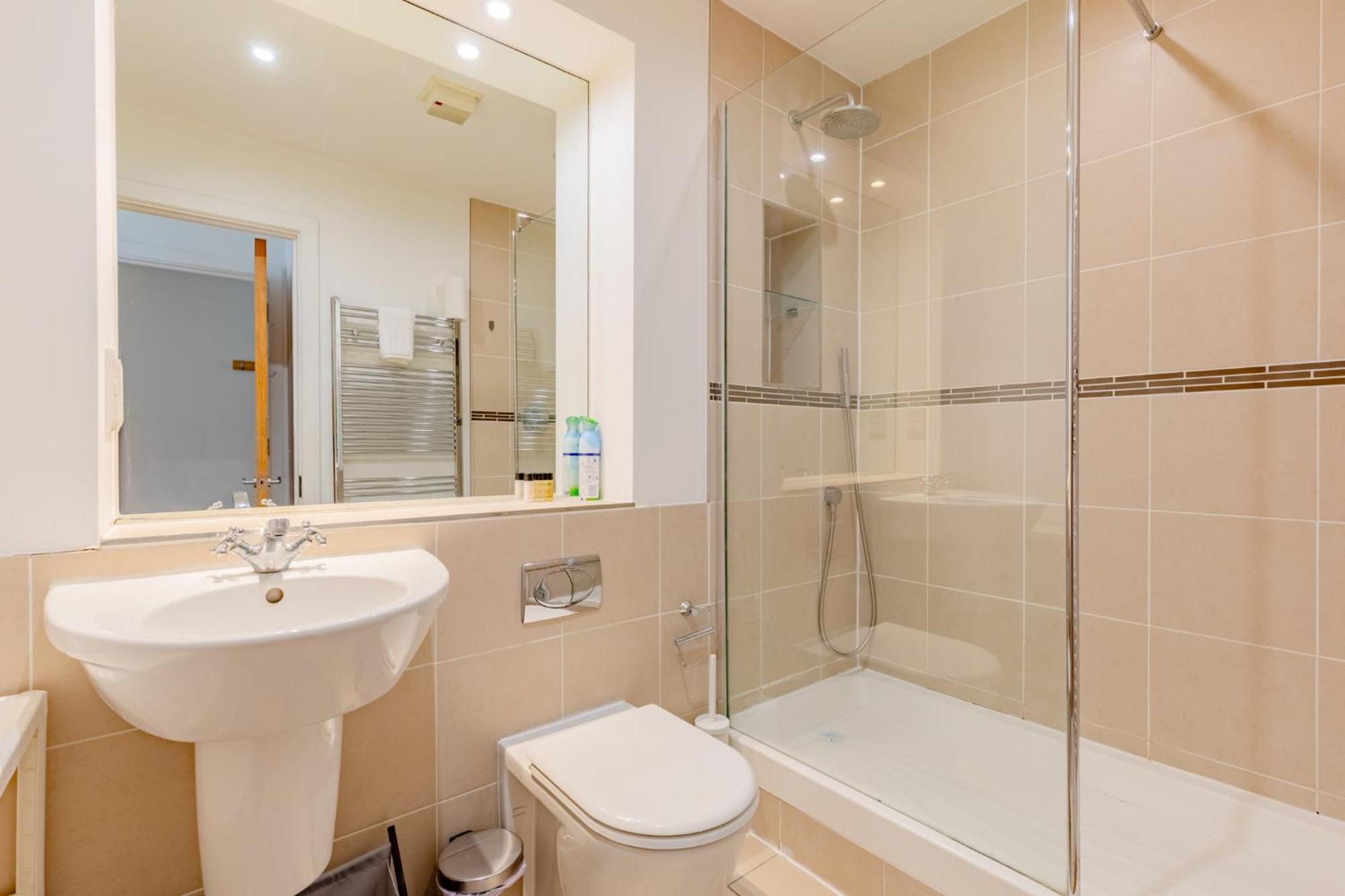 Stylish 1bd Flat In Gated Community Clapham London