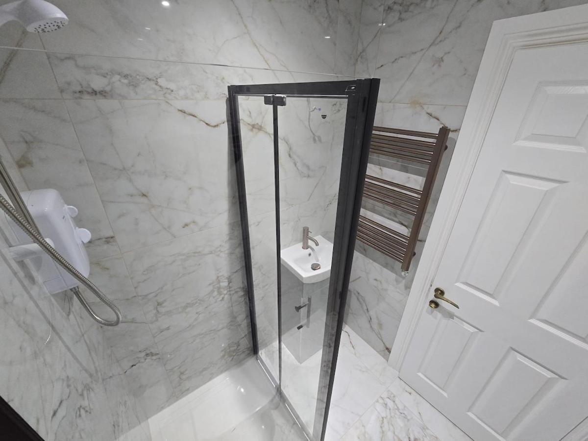 Central, 3 Minute Walk From Nearest Tube * London