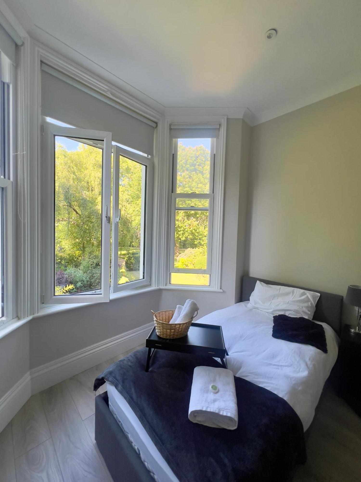 Central, 3 Minute Walk From Nearest Tube