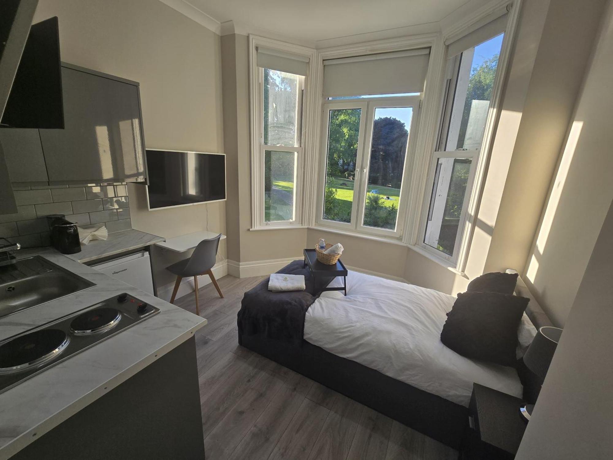 Central, 3 Minute Walk From Nearest Tube Apartment London
