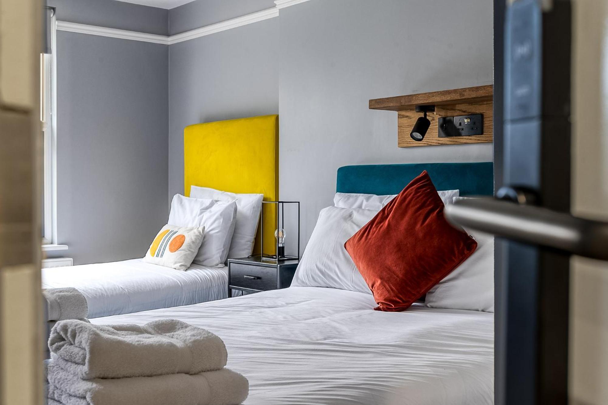 Bob W Earl's Court - Warwick Road 3*